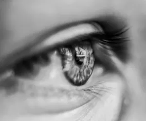 Gros plan sur un œil exprimant la douleur intérieure, représentant les blessures émotionnelles de l’enfance