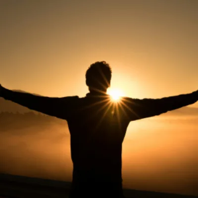 Homme face au lever de soleil, symbole de libération et de transformation intérieure