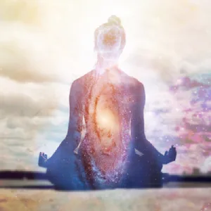 Femme en méditation avec une galaxie dans le corps, reliant l’énergie cosmique à la guérison intérieure.