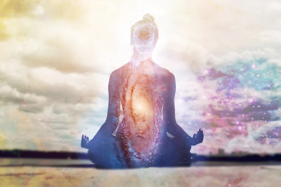 Femme en méditation avec une galaxie dans le corps, reliant l’énergie cosmique à la guérison intérieure.