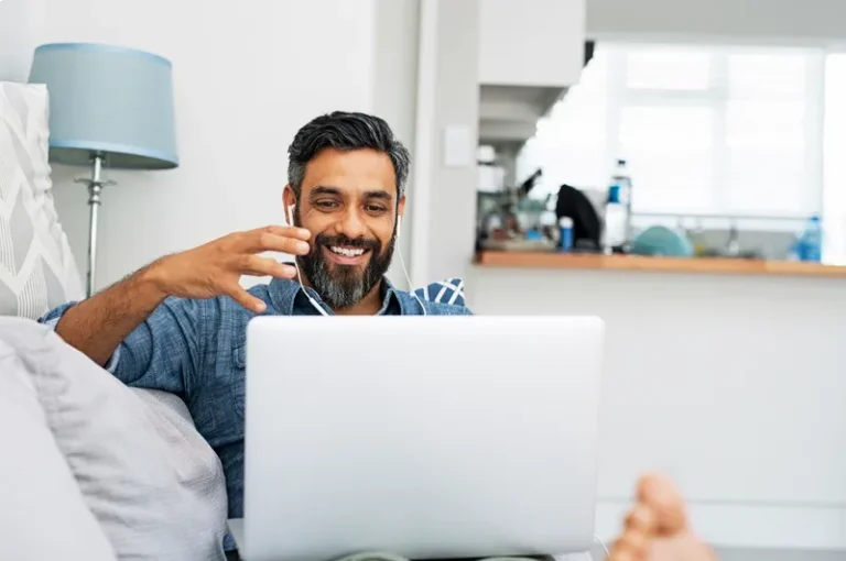 Homme d’affaires souriant en séance de coaching en ligne, accompagnement neuroénergétique pour cadres et dirigeants