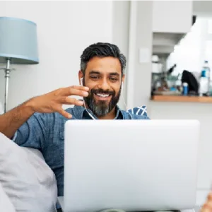 Homme d’affaires souriant en séance de coaching en ligne, accompagnement neuroénergétique pour cadres et dirigeants