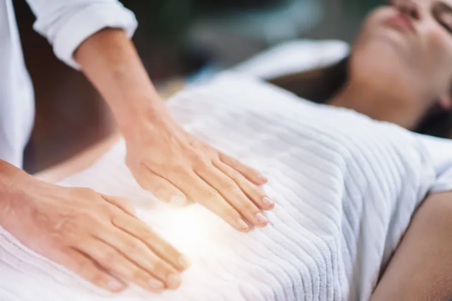 Le Magnétisme 11 Magnétisme énergétique avec lumière sur le ventre pour rééquilibrage à distance comme si la personne était là avec Nadège Augereau