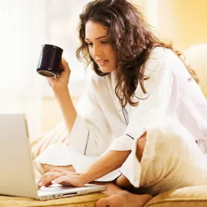 Femme en visio depuis son ordinateur, illustrant un environnement sécurisé et confidentiel pour les séances