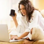 Femme buvant un café pendant une séance en ligne confidentielle