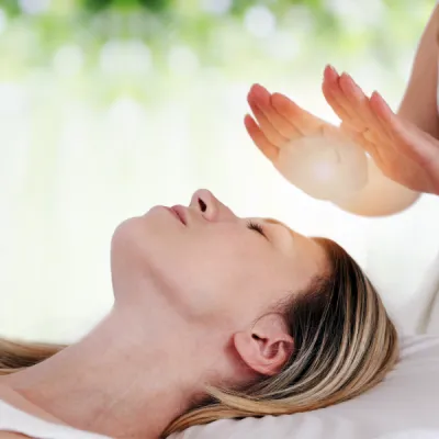 Le Magnétisme 2 impositions des mains dans une séance de magnétisme au dessus de la tête