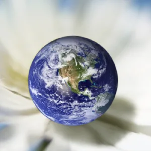 Globe terrestre signifiant un accompagnement en neuroénergétique et ThetaHealing à distance, séances en visioconférence disponibles partout en France, en Suisse et en Belgique avec Nadège Augereau.