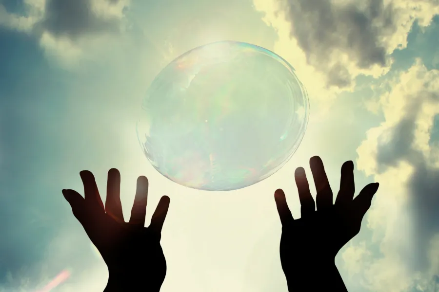 Mains tendues vers une bulle de lumière symbolisant la libération énergétique et l’équilibre intérieur.