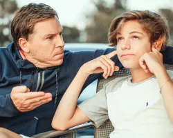 Soutien relationnel pour améliorer la communication entre parents et adolescents.