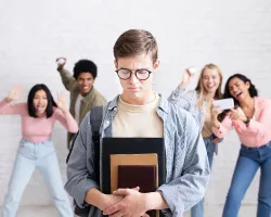 Accompagnement pour adolescents en difficulté d’intégration sociale ou en situation de rejet.