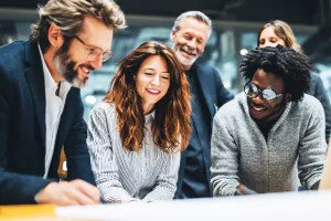 Groupe de dirigeants travaillant ensemble dans une atmosphère sereine et collaborative, symbole de leadership positif, confiance et équilibre professionnel.