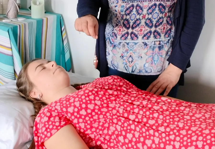 Séance neuroénergétique avec Nadège Augereau utilisant le pendule
