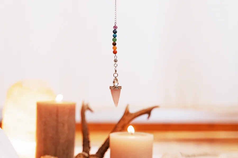 Pendule de radiesthésie avec perles des chakras utilisé en séance énergétique – Nadège Augereau