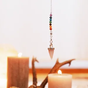 Pendule de radiesthésie avec perles des chakras utilisé en séance énergétique – Nadège Augereau