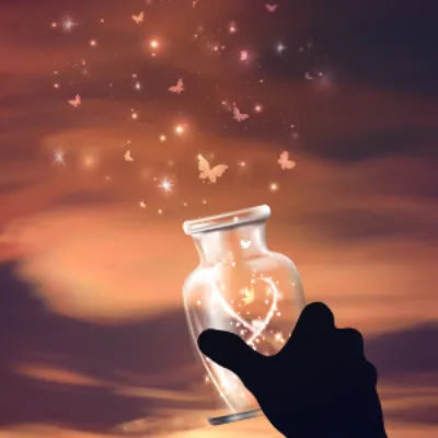 Bocal lumineux libérant des papillons, symbole de transformation et de libération énergétique.