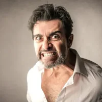 Homme exprimant une intense colère, représentant les émotions enfouies de colère ou de rancune