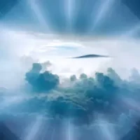 Paysage nuageux avec une lumière douce, symbolisant l’apaisement du cœur après une perte