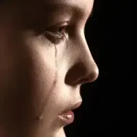 Visage d’enfant en profil plongé dans l’ombre, représentant les traumatismes vécus dans l’enfance